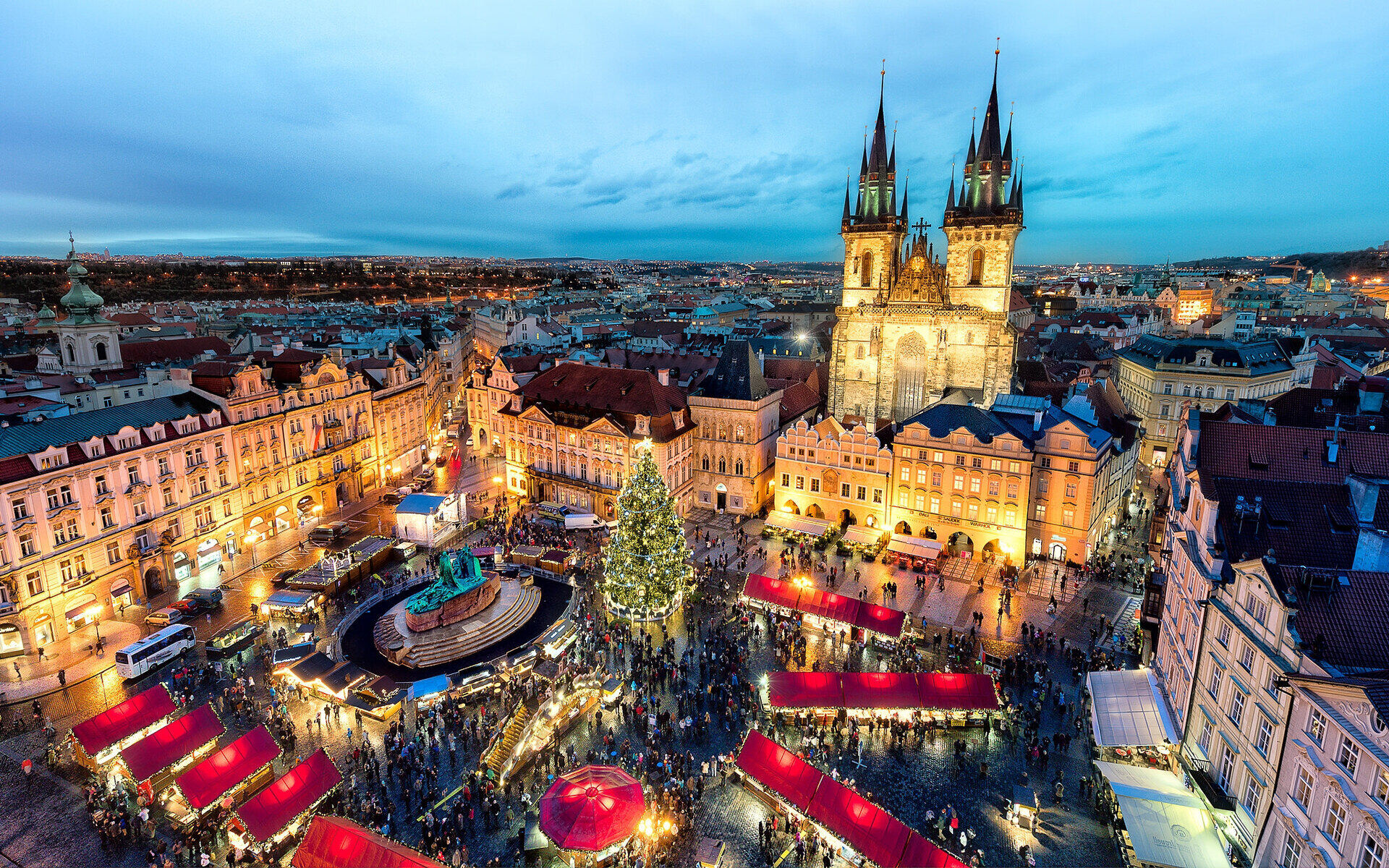 Altstädter Ring mit Weihnachtsbaum zur blauen Stunde