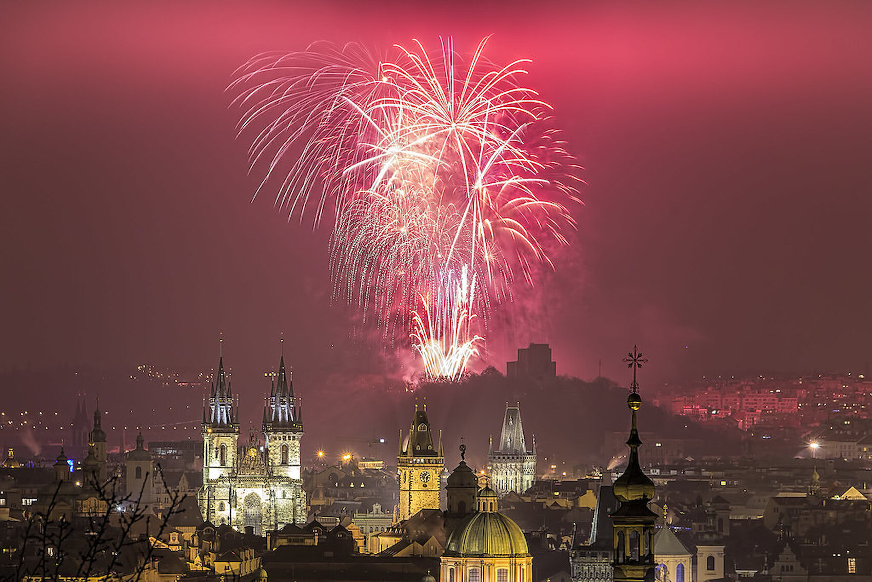 Neujahrsfeuerwerk über der Prager Altstadt
