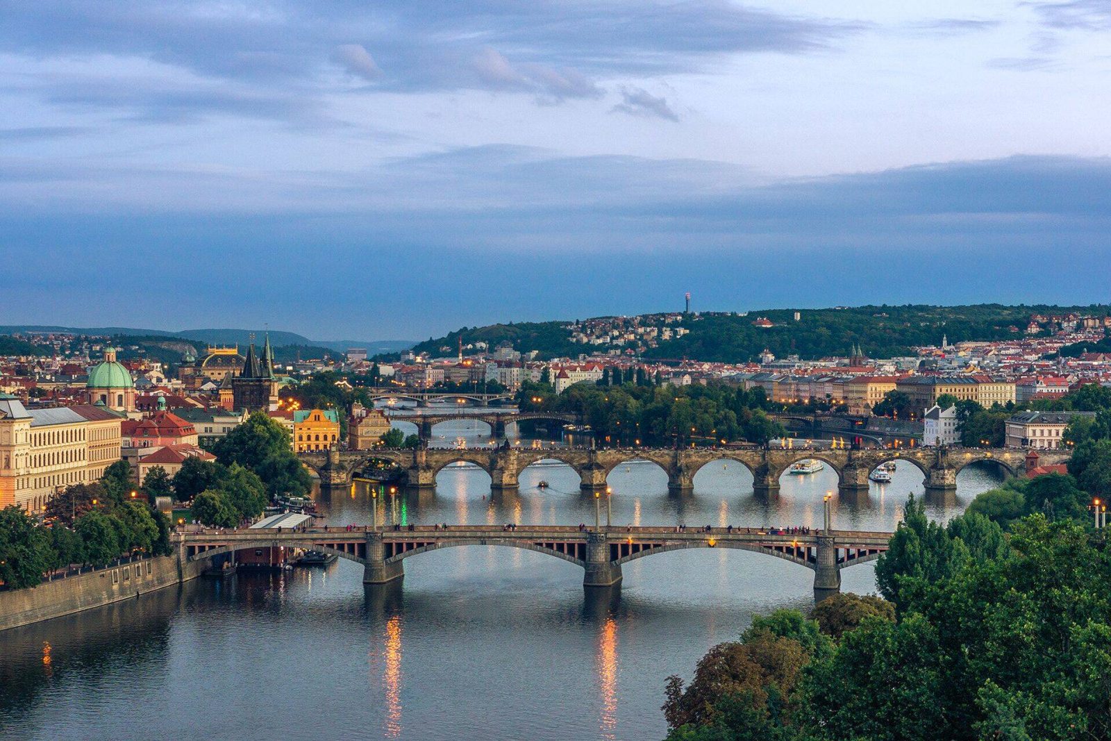 Pražské mosty a Vltava za soumraku